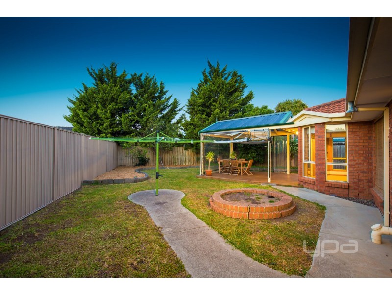 26 Truro Crescent, Taylors Lakes VIC 3038