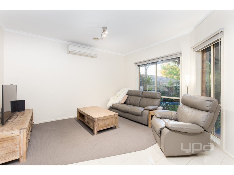 8 The Glades, Taylors Hill VIC 3037