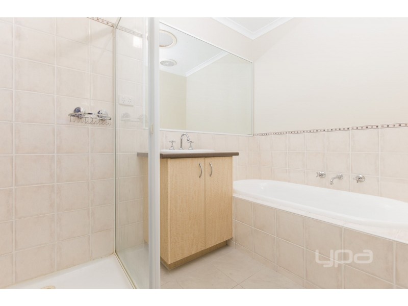 8 The Glades, Taylors Hill VIC 3037