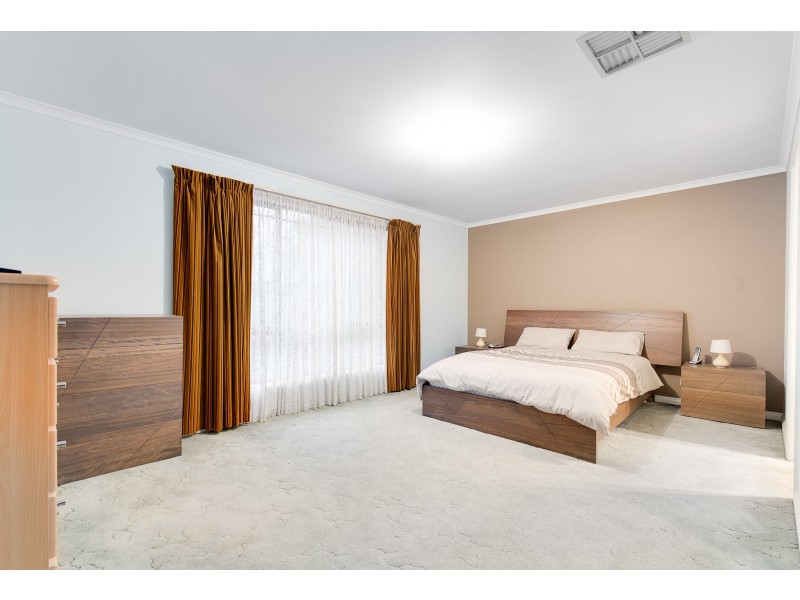 14 Herman Close, Taylors Lakes VIC 3038