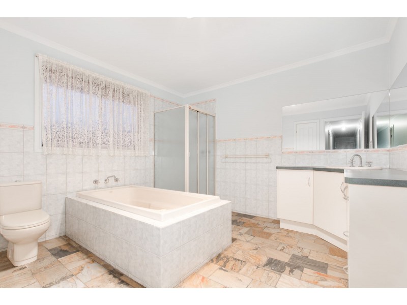 14 Herman Close, Taylors Lakes VIC 3038