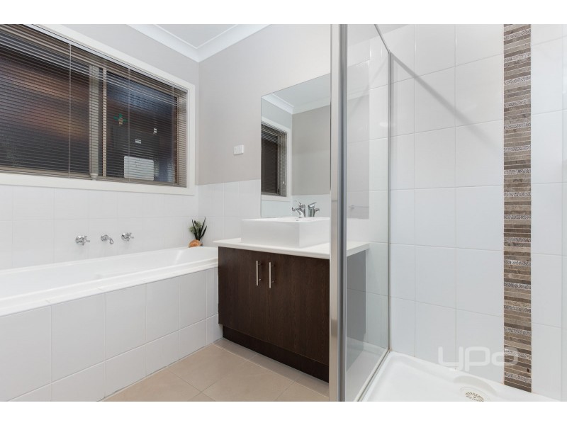 4 Pyrmont Terrace, Taylors Hill VIC 3037