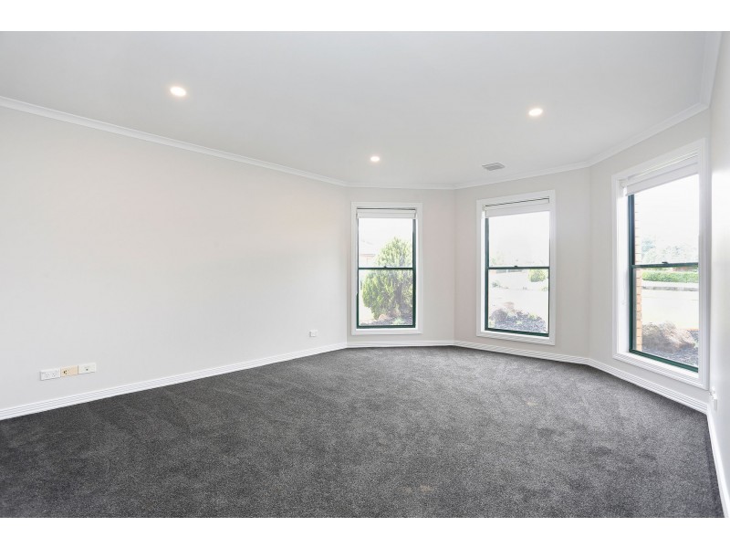 6 Oakwood Court, Hillside VIC 3037