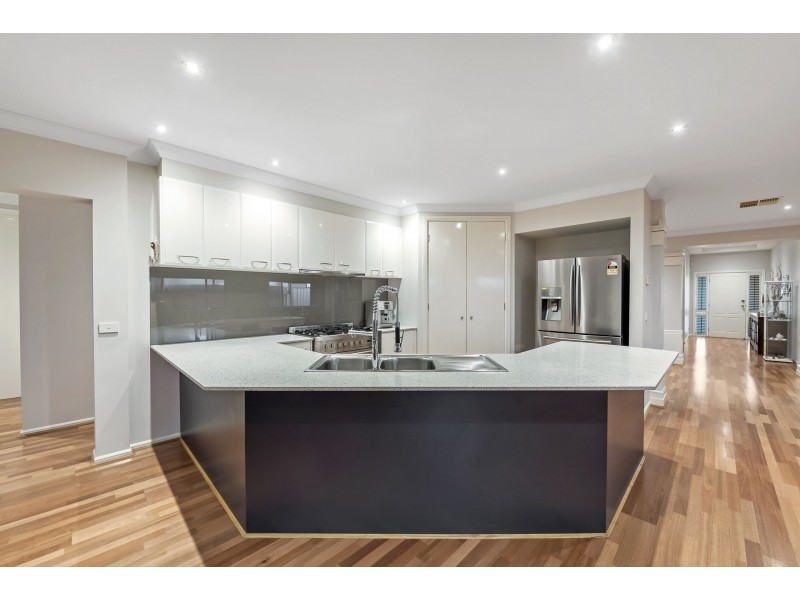 14 Clarence Way, Taylors Hill VIC 3037