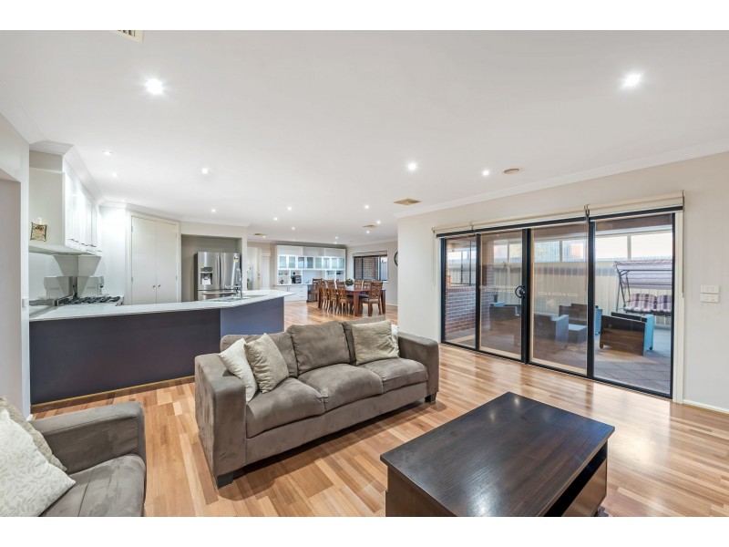 14 Clarence Way, Taylors Hill VIC 3037