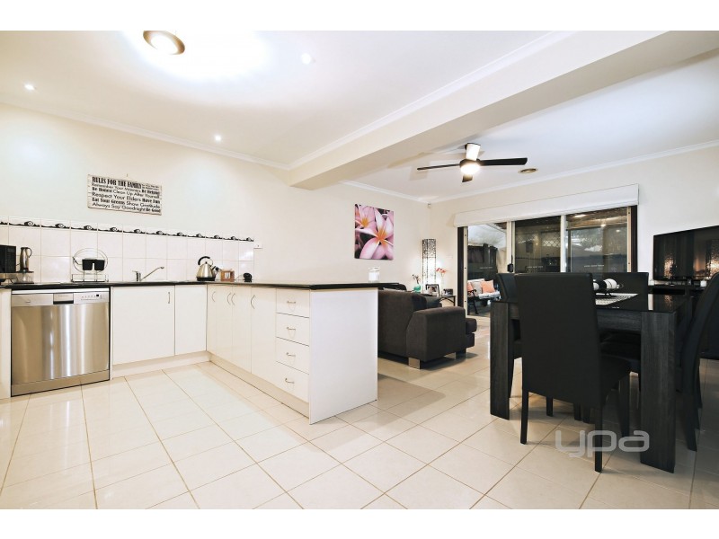 2 Reedy Walk, Taylors Hill VIC 3037