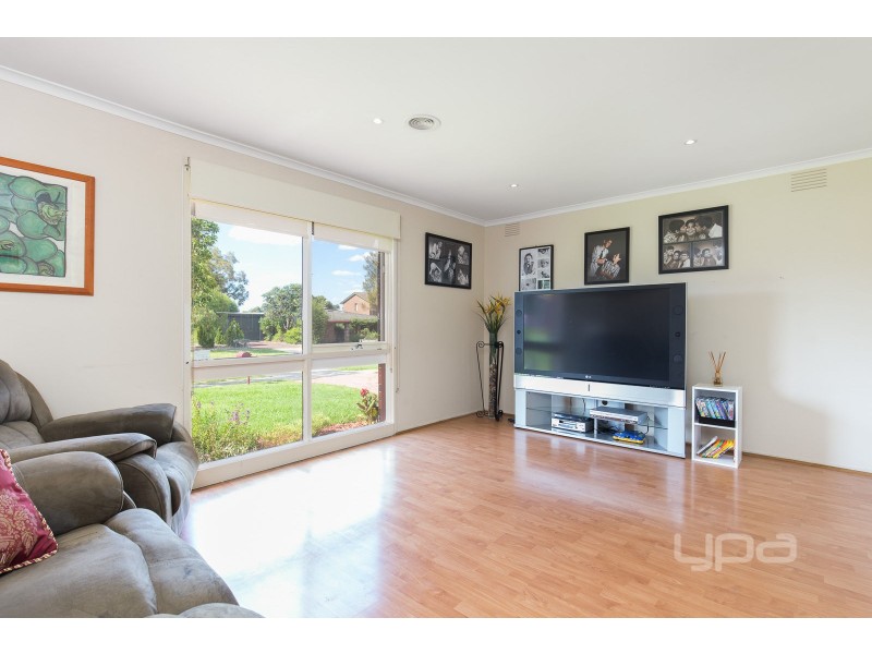 34 Angourie Crescent, Taylors Lakes VIC 3038