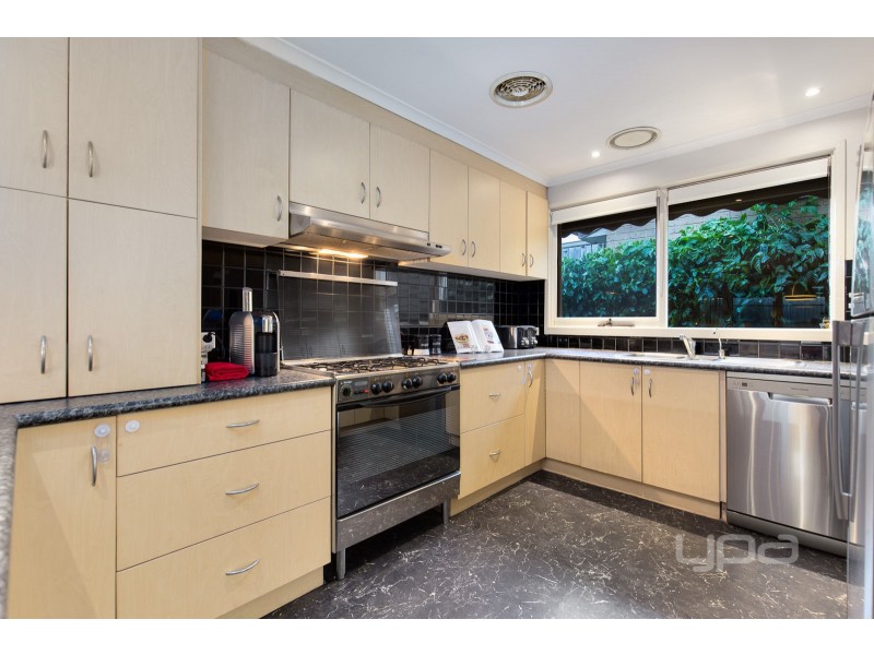 34 Angourie Crescent, Taylors Lakes VIC 3038