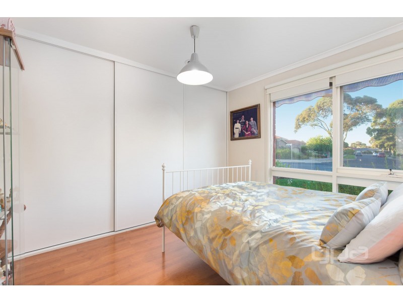 34 Angourie Crescent, Taylors Lakes VIC 3038