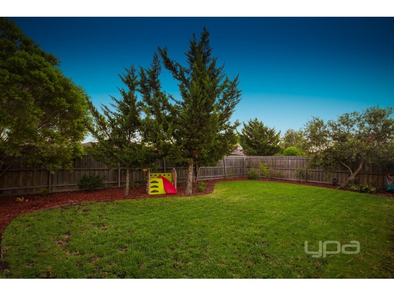 34 Angourie Crescent, Taylors Lakes VIC 3038
