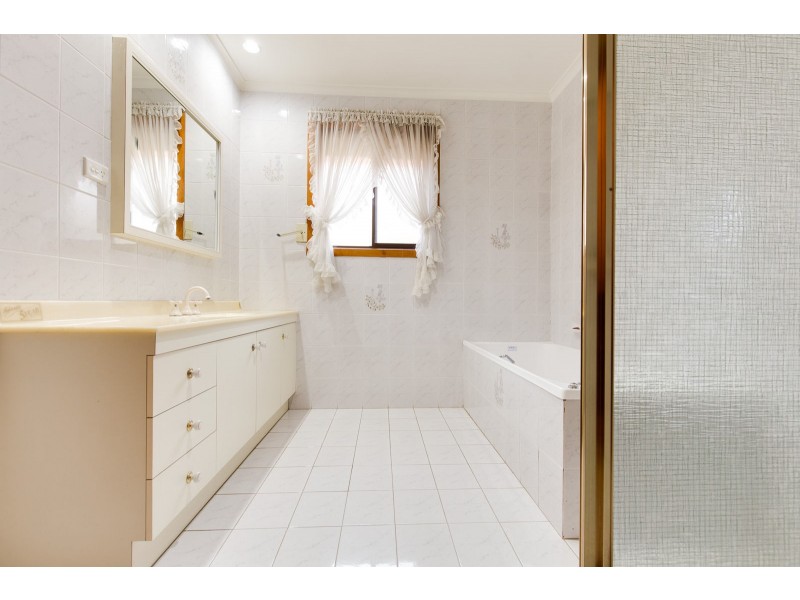 46 Parmelia Drive, Taylors Lakes VIC 3038