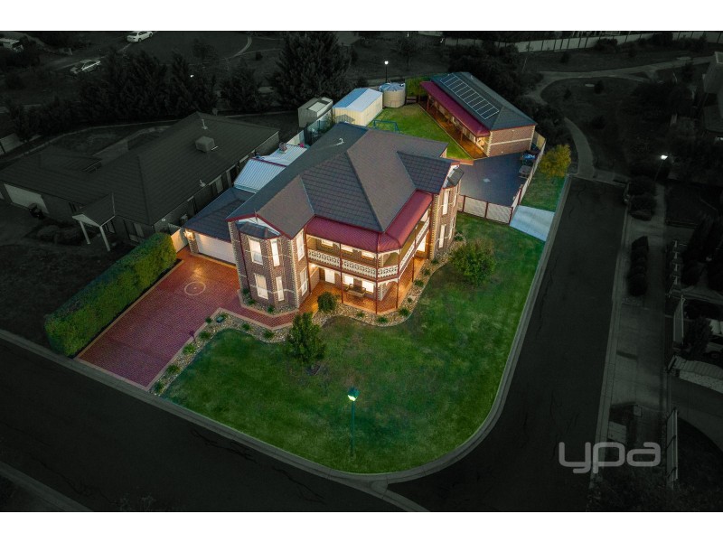 8 Smethwick Green, Caroline Springs VIC 3023