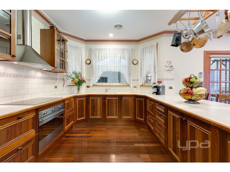 8 Smethwick Green, Caroline Springs VIC 3023