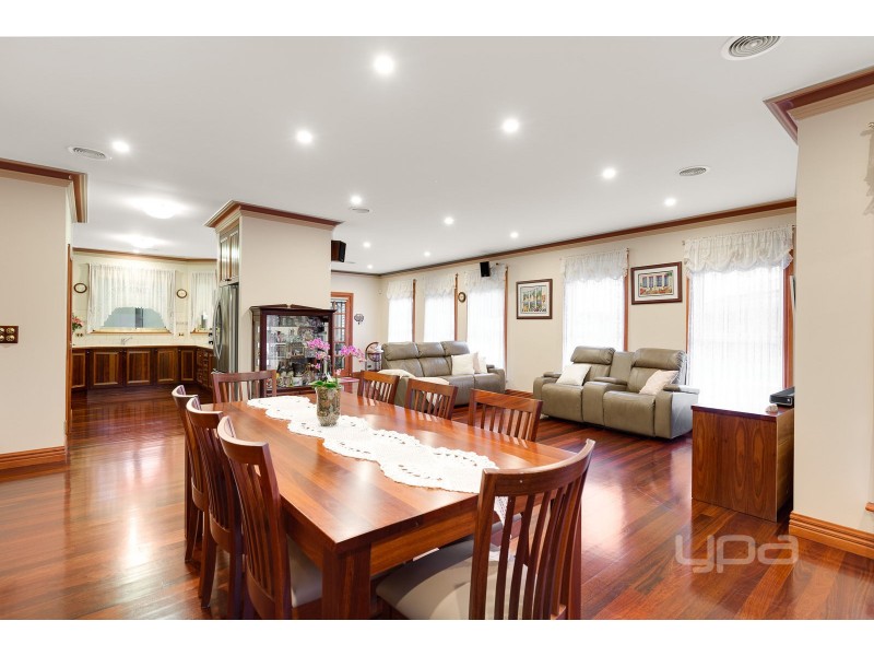 8 Smethwick Green, Caroline Springs VIC 3023