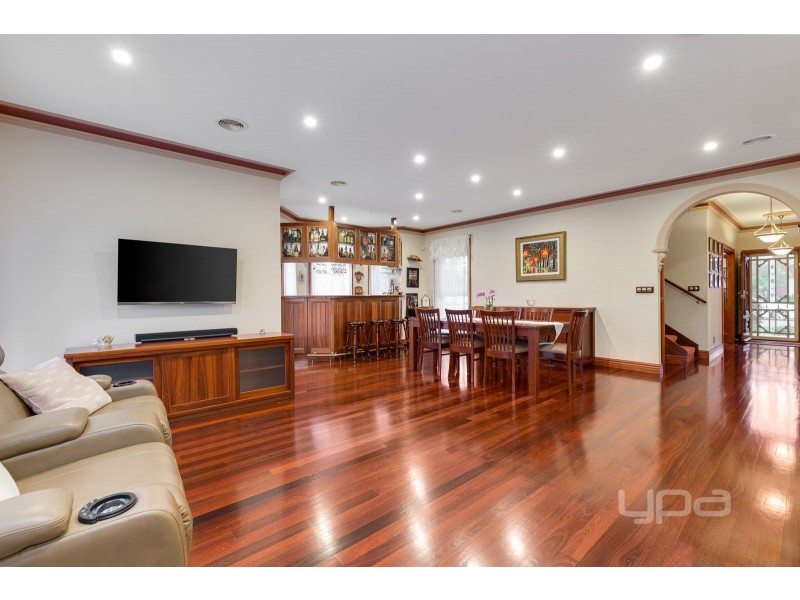 8 Smethwick Green, Caroline Springs VIC 3023