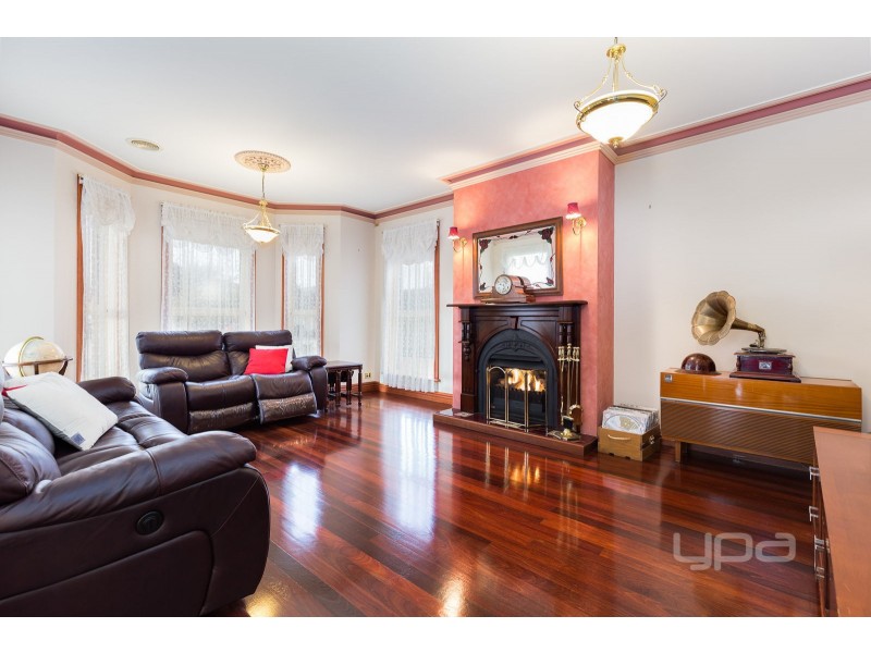 8 Smethwick Green, Caroline Springs VIC 3023