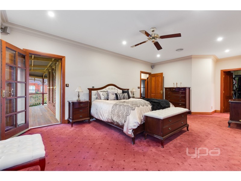 8 Smethwick Green, Caroline Springs VIC 3023