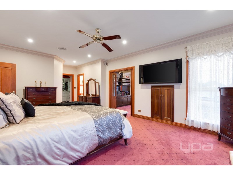 8 Smethwick Green, Caroline Springs VIC 3023