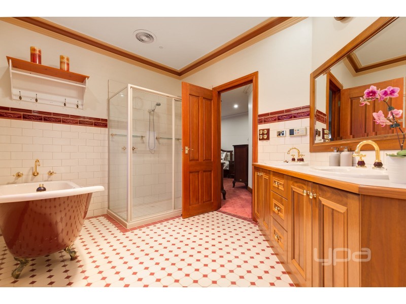 8 Smethwick Green, Caroline Springs VIC 3023