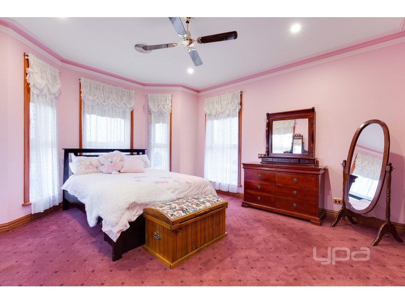 8 Smethwick Green, Caroline Springs VIC 3023