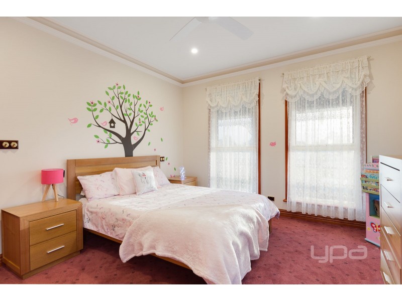 8 Smethwick Green, Caroline Springs VIC 3023