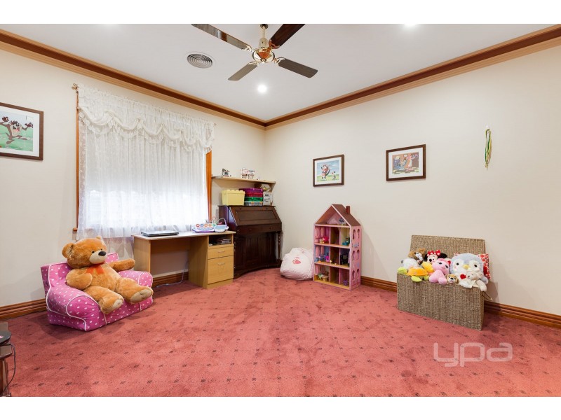 8 Smethwick Green, Caroline Springs VIC 3023