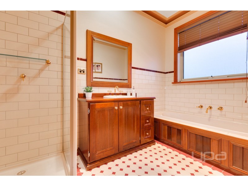 8 Smethwick Green, Caroline Springs VIC 3023