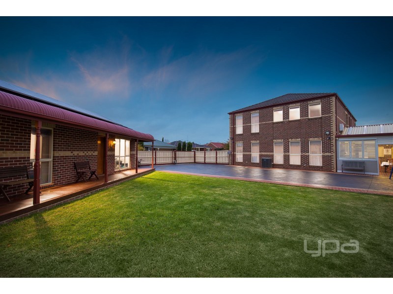 8 Smethwick Green, Caroline Springs VIC 3023