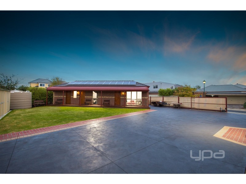 8 Smethwick Green, Caroline Springs VIC 3023