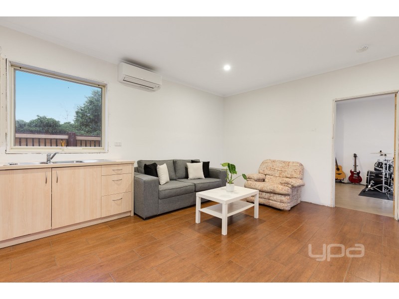 8 Smethwick Green, Caroline Springs VIC 3023