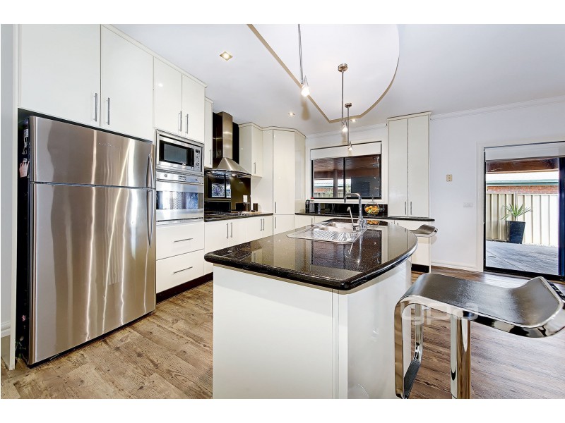 24 Albertine Crescent, Sydenham VIC 3037