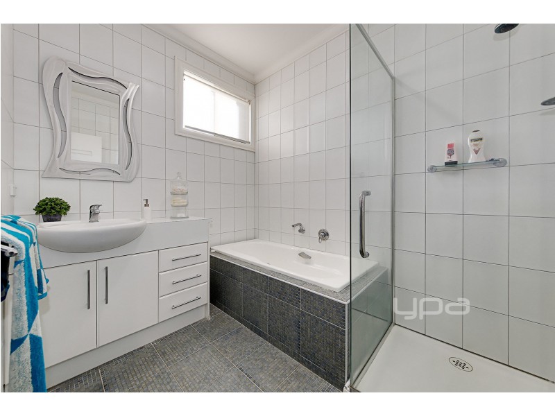 24 Albertine Crescent, Sydenham VIC 3037