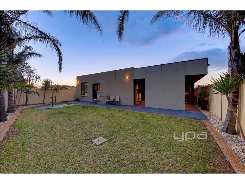 24 Albertine Crescent, Sydenham VIC 3037