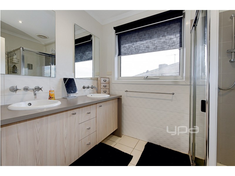 22 Garnet Way, Taylors Hill VIC 3037