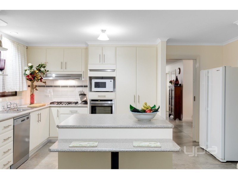 5 Lentini Place, Taylors Lakes VIC 3038