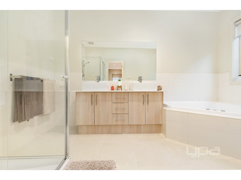 5 Jacaranda Drive, Taylors Hill VIC 3037