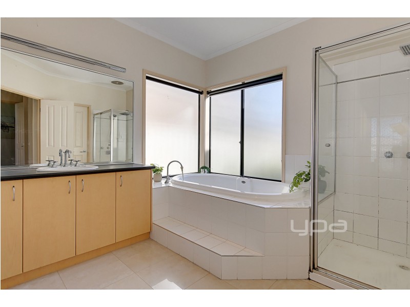 10 Duchess Court, Hillside VIC 3037