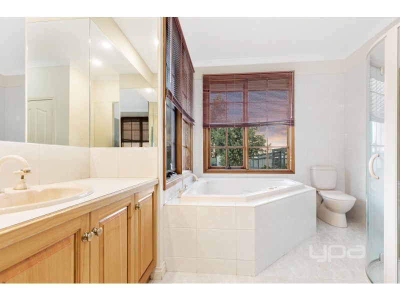 10 Robinia Close, Hillside VIC 3037