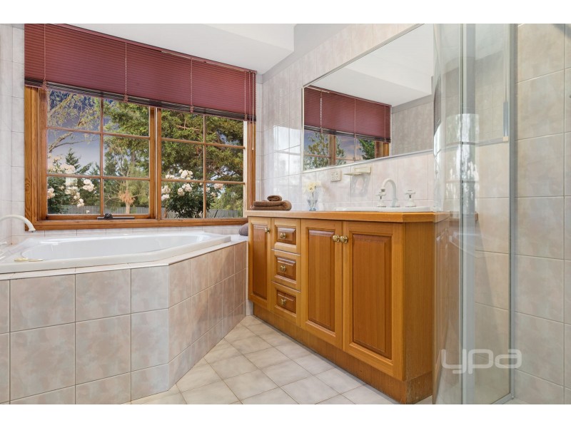 10 Robinia Close, Hillside VIC 3037