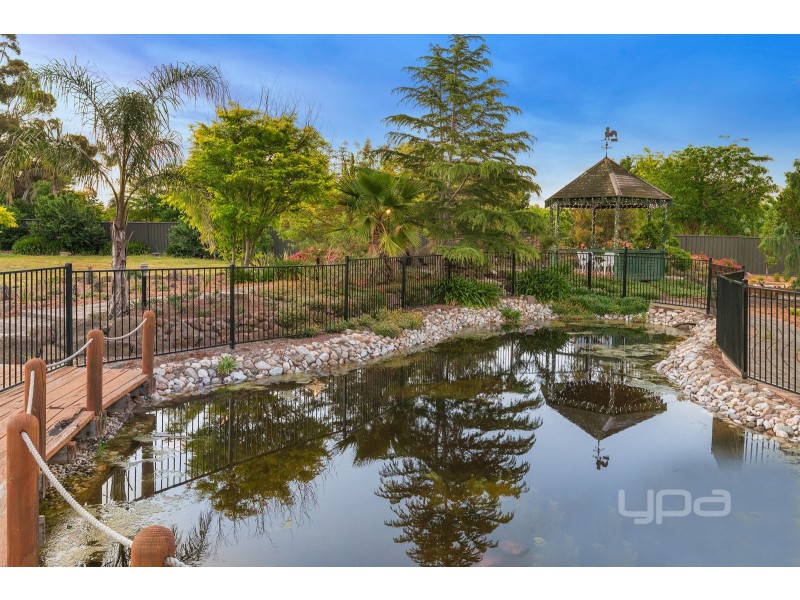 10 Robinia Close, Hillside VIC 3037