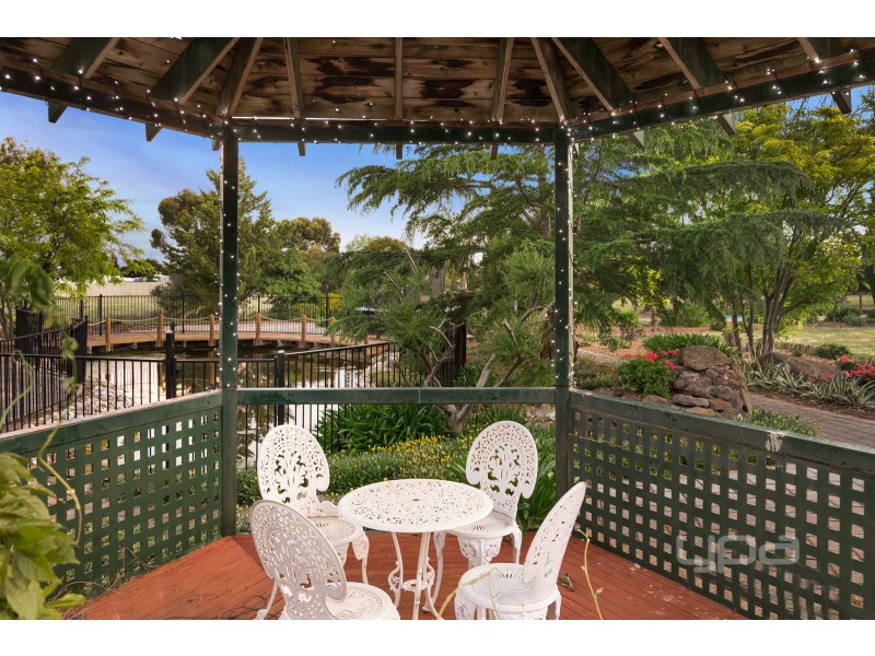 10 Robinia Close, Hillside VIC 3037