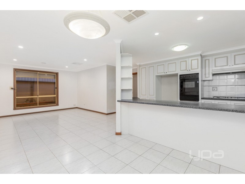 8 Prior Court, Delahey VIC 3037