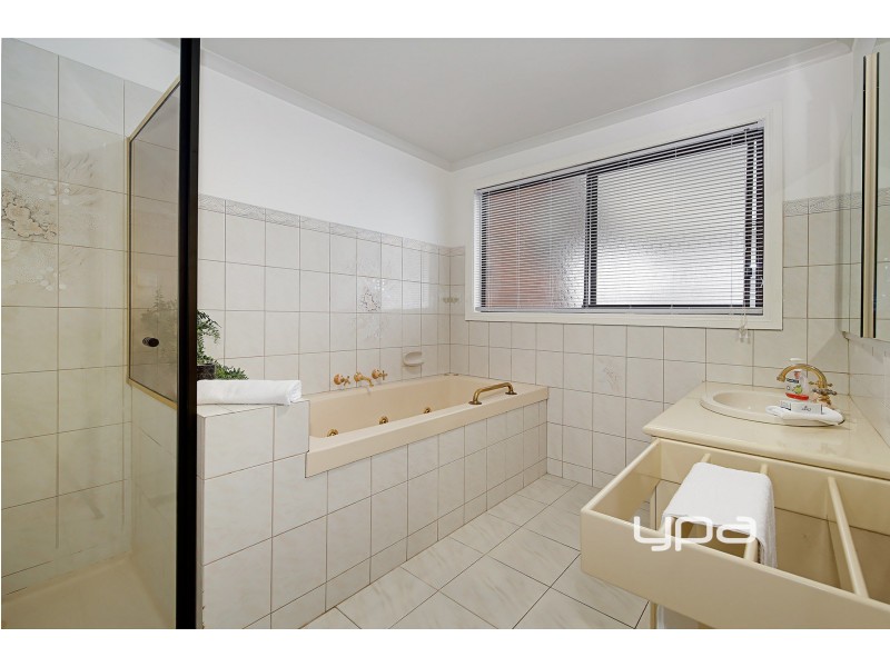 4 Dutchman Court, Taylors Lakes VIC 3038