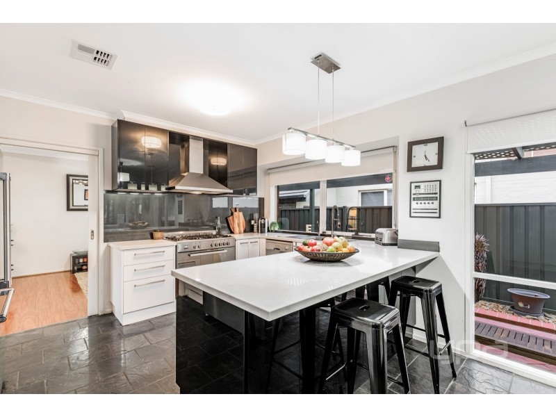 20 Santa Monica Drive, Taylors Lakes VIC 3038