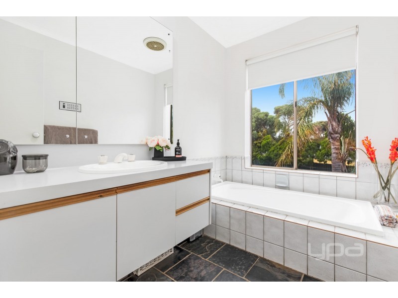 20 Santa Monica Drive, Taylors Lakes VIC 3038