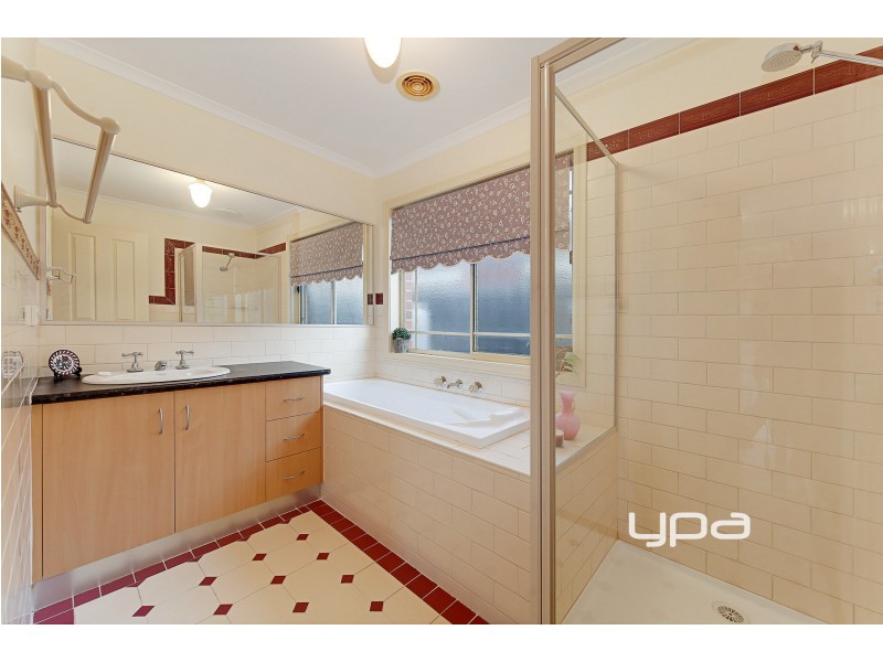 2/6 Westminster Avenue, Hillside VIC 3037