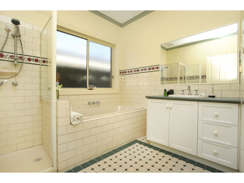 9 View Court, Hillside VIC 3037