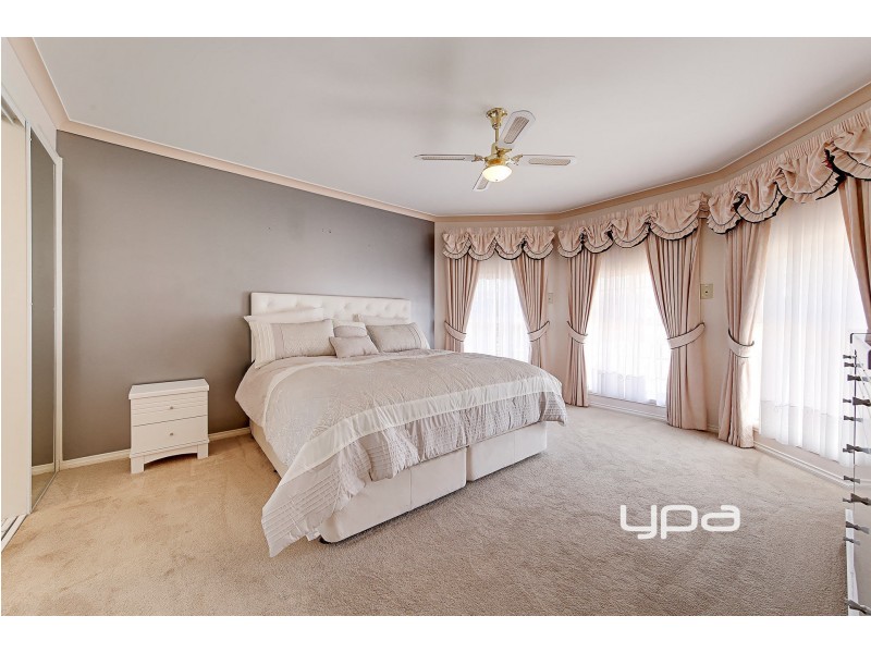 2 Lyell Place, Taylors Lakes VIC 3038