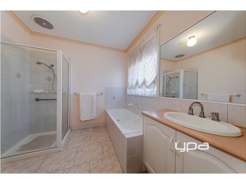 2 Lyell Place, Taylors Lakes VIC 3038