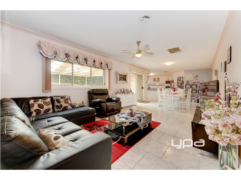 2 Lyell Place, Taylors Lakes VIC 3038